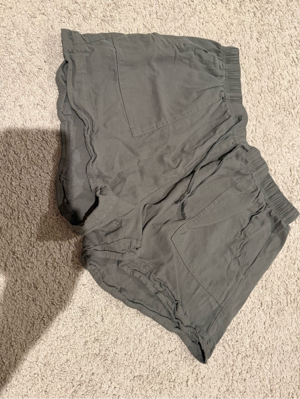 Relaxed Women's Cargo Shorts in Olive with Elastic Waist